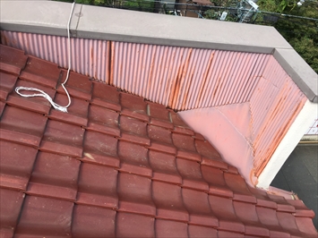 日野市栄町にてパラペットのついた屋根の点検、雨漏り箇所を特定していきます